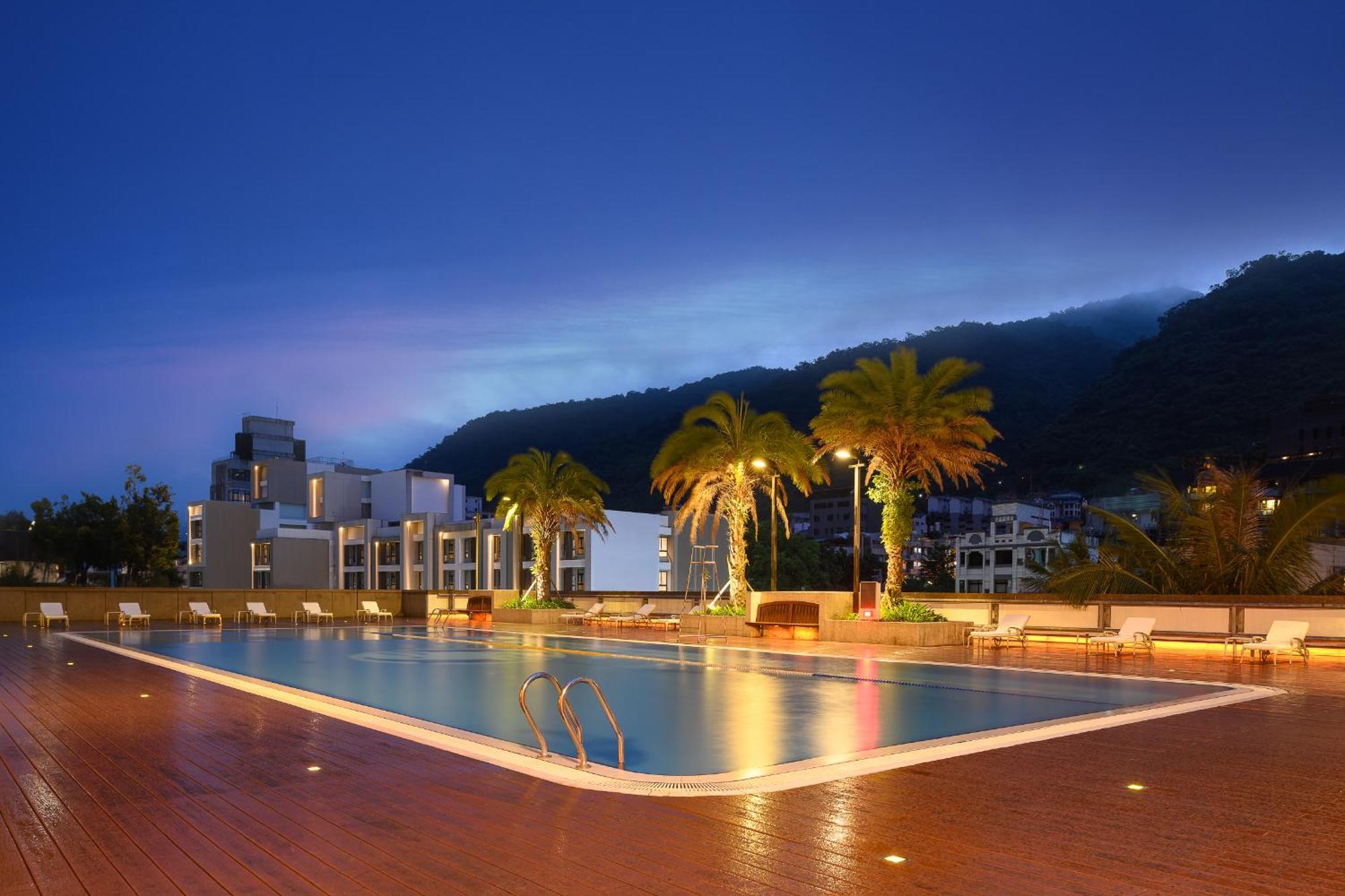 Evergreen Resort Hotel - Jiaosi Jiaoxi Luaran gambar The swimming pool at the University of Nottingham Malaysia Campus
