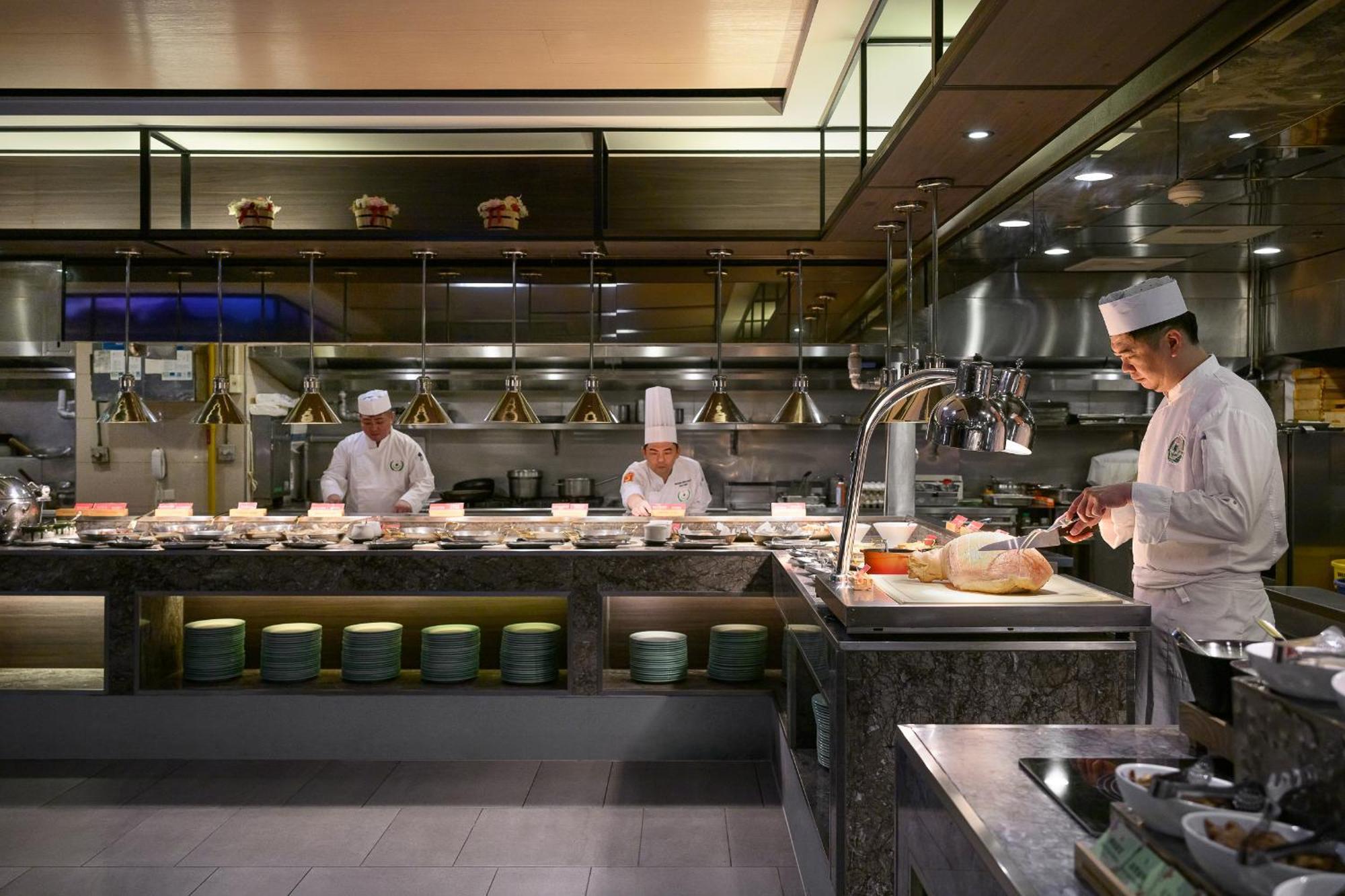 Evergreen Resort Hotel - Jiaosi Jiaoxi Luaran gambar A commercial kitchen