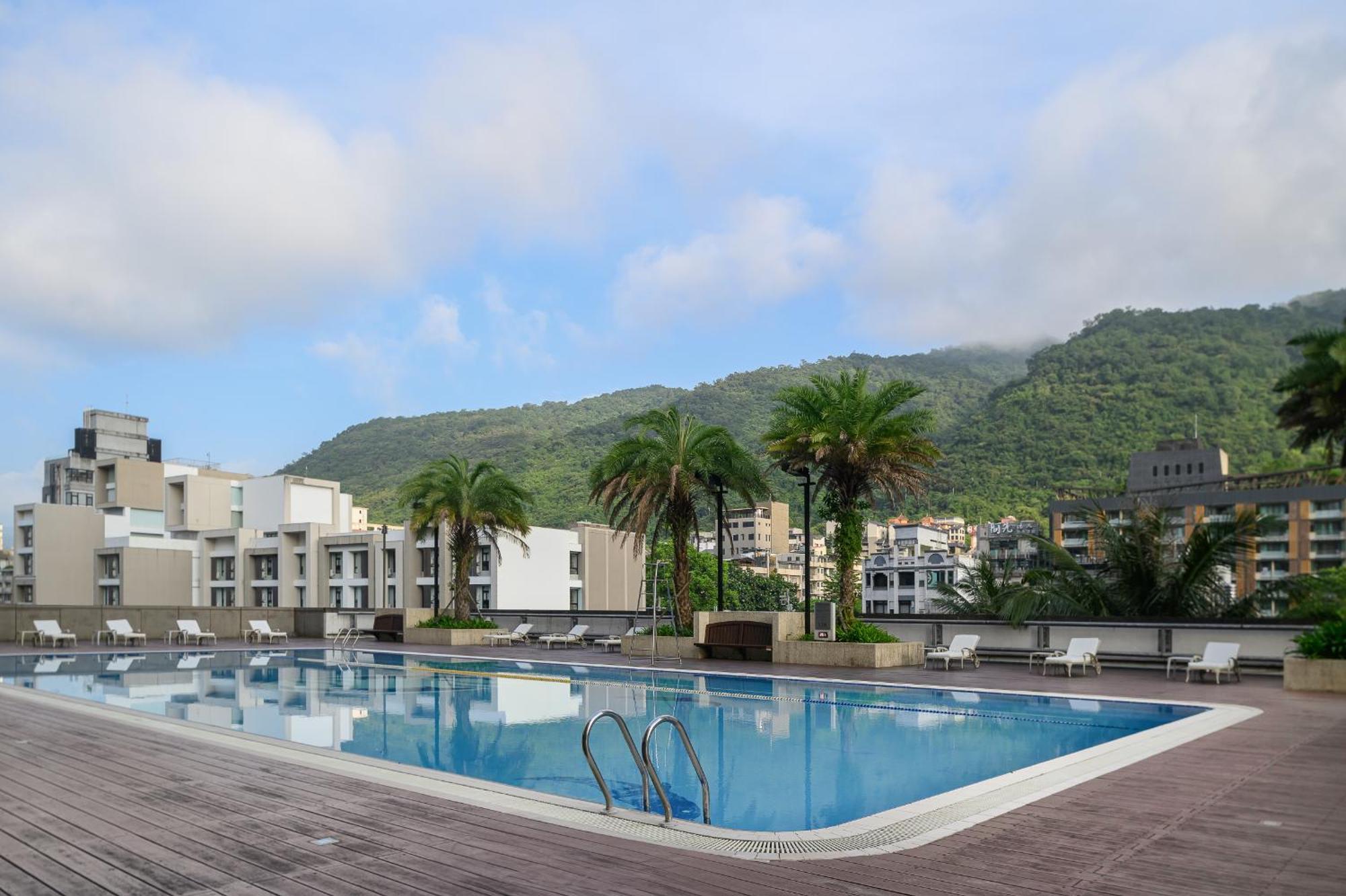 Evergreen Resort Hotel - Jiaosi Jiaoxi Luaran gambar The swimming pool at the clubhouse