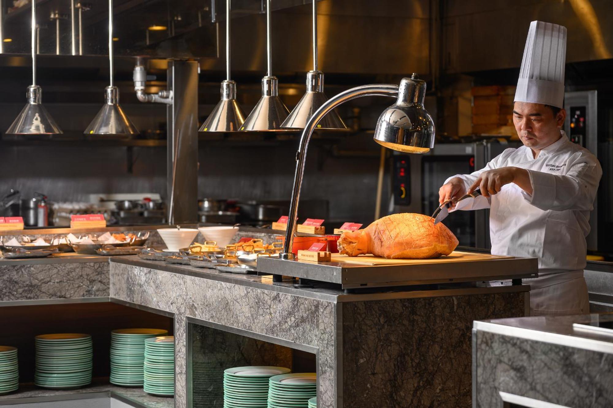Evergreen Resort Hotel - Jiaosi Jiaoxi Luaran gambar A carving station