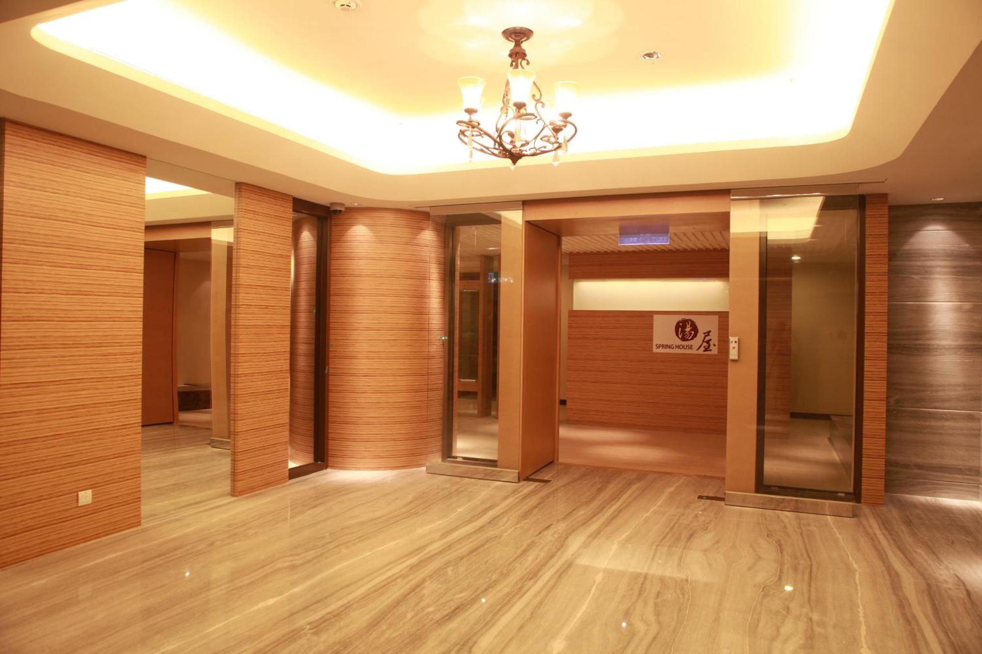 Evergreen Resort Hotel - Jiaosi Jiaoxi Luaran gambar The elevators at the 10th floor