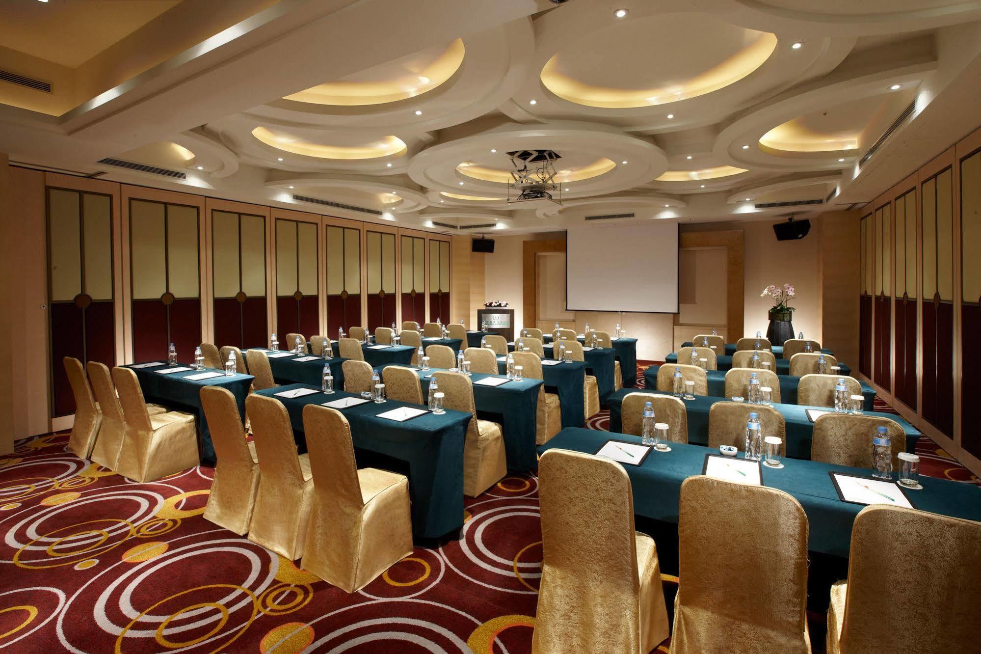 Evergreen Resort Hotel - Jiaosi Jiaoxi Luaran gambar A meeting room at a hotel